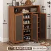 Sapateira simples de vários níveis, uma solução de armazenamento para a entrada da casa, economizadora de espaço para dormitórios e apartamentos alugados