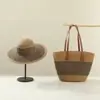 Bolso Tejido de Paja 2025 Verano Nuevo para Viajes Diarios Gran Capacidad Rayado de Hombro Versátil Bolso de Playa de Moda para Mujeres