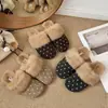 Chinelos estilo Birkenstock, de sola reta, com estampa de bolinhas e forrados de fleece, para mulheres, nova coleção outono/inverno 2026, quentinhos e confortáveis, com design de bico fechado