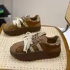 Zapatillas de entrenamiento alemanas retro con forro de polar para mujer, nueva colección otoño/invierno 2026, con acabado de gamuza, suela gruesa y un diseño cómodo y casual que combina con todo.