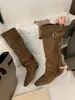 Bota de cano alto preta versátil para mulheres, coleção outono/inverno 2026, elegante e que afina a silhueta, com design interno de aumento de altura