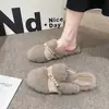 Elegantes y estilosas pantuflas de pelo con perlas para mujer, nueva moda de otoño e invierno, adecuadas para usar en exteriores, diseño único para combinar con faldas, pantuflas cerradas de punta plana