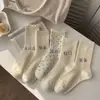 Meias de algodão estilo coreano com bolinhas para outono e inverno, anti-pilling, design doce com borda franzida, fofas e juvenis, listradas, amigáveis à pele, comprimento até a panturrilha, para mulheres