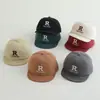 2025 nueva versión coreana de gorra de béisbol para niños gorra de bebé con letra R linda gorra para el sol para salir súper linda para bebé