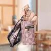 Monedero de presbítero europeo y americano 2024, nuevo bolso compacto con colgante para auriculares, bolso con boca roja, mini llavero.