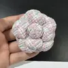 400 Peças de Broches Camélia de Pele de Carneiro Estilo Designer de 6,8cm, Presilhas de Cabelo, Broches de Alta Qualidade Ultra Estilosos, Pequenas Flores Perfumadas