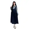 Vestido de maternidad para primavera y otoño, estilo nuevo con conjunto de falda con tirantes de mezclilla y camisa con cuello polo, con un lazo en la espalda y una falda larga que estiliza.