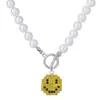 Collar con Colgante de Cara Sonriente Personalizado Hebilla Ot de Perla para Hombres y Mujeres, Collar Largo de Perlas de Imitación Hip-Hop Urbano con Sentido de Diseño