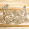 Moda Europeia e Americana Folha de Ginkgo Aberta Titânio Aço Pulseira Design Nicho Exagerado Oco Casal Larga Pulseira Atacado
