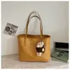 Bolsa de ombro grande para o dia a dia de mulheres, bolsa de ombro versátil, casual e estilosa, bolsa tote moderna e simples, bolsa de nicho