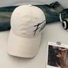 Gorra de béisbol roja de alta calidad para mujer, cabeza grande, estilo urbano moderno, gorra de visera ancha con letras que hace que la cara se vea más clara