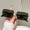 Óculos de sol quadrados estilo americano com meia armação e rebites de metal, lentes cinza escuro bloqueadoras de luz, modernos para selfies, óculos de proteção solar de nicho e versáteis