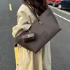 Bolsa de Grande Capacidade para Mulheres no Outono e Inverno, Bolsa de Ombro Simples Versátil 2025, Bolsa Tote Texturizada Popular para o Dia a Dia deste Ano