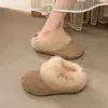 Chinelos femininos, chinelos de exterior, chinelos forrados com fleece, tamancos de pelúcia da moda, confortáveis e quentes para o inverno, estilo slip-on, com sola grossa