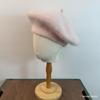 Boina tejida de color sólido estilo coreano otoño e invierno cálida sombrero de pintor de piel de conejo retro versátil de lado sombrero de capullo para niñas