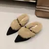 Diadema Peluda Estilo Retro Europeo Pantuflas Decoración de Metal Suela Plana Punta Puntiaguda Persona Perezosa Calzado de Abrigo Otoño/Invierno Pantuflas Zapatos de Mula para Mujer