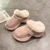 Novas chinelos de algodão para exterior estilo 2026, com forro de pelúcia, sem cadarço, com solas grossas, quentes para outono e inverno, meio-chinelos fechados peludos para mulheres