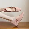 Mules cerrados de tacón bajo para mujer, estilo retro francés con textura de piel de vaca y tachuelas, nuevas zapatillas de verano de cuero suave de una sola tira con hebilla para mujeres petite
