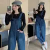 Conjunto de roupas femininas super estiloso 2026 para outono, plus size, para senhoras plus size, apresentando macacão jeans com laço e uma camiseta preta versátil