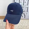 Boné de beisebol novo estilo coreano com bordado de letras para homens e mulheres, moda outono casual versátil com copa macia que faz o rosto parecer menor