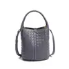 Bolso de Mano Nuevo Estilo Tejido a Mano Puro Moda Casual Versátil Bolso Cubo Lujo Ligero Simple Bolso de Hombro de Gama Alta