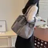 Bolso de hombro simple de gran capacidad para niñas, nuevo bolso tote plisado de moda casual, bolso de mano de nicho moderno para el día a día