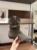 Botas de Cano Curto Femininas Estilo Coreano Bico Fino Camurça Salto Baixo Inverno 2026 Novas Tendências Calce Fácil Couro Macio Costuradas Botas de Moda
