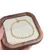 Pulseira Redonda Pequena de Contas Foscas para Mulheres, Joias de Design de Nicho de Luxo Leve de Alta Qualidade, Dourado Areia com Superfície Brilhante, Acessórios de Mão para Mulheres Atacado