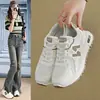 Zapatos para mujer, un artículo de gran venta para ventas transfronterizas, son zapatillas deportivas casuales de malla transpirable para verano con suelas suaves, absorción de impactos, diseño ligero y estilo versátil, lo que los hace perfectos para estudiantes y para correr