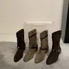 Botas femininas, nova coleção de outono 2026, com fivela de cinto, design versátil, bico quadrado, salto grosso, estilo retrô e um toque da estética "Mellard", botinhas estilo country