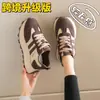 Zapatos de plataforma estilo Hong Kong transfronterizos para mujer, suela gruesa, nuevos para Otoño e Invierno 2024, populares en Internet, súper populares, casuales, deportivos, de moda, Zapatos Forrest Gump