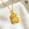 2026 Nuevo Lujo Ligero Brillo CNC Patrón Hielo Triturado 520 Colgante Osito Dorado Arena Oso Buen Chico Collar Regalo de Año Nuevo