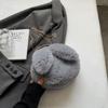 Bolso de peluche para mujer, otoño e invierno 2023, nuevo diseño de nicho, bolso bandolera con cadena, bolso redondo pequeño y peludo portátil para mujer