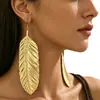 Pendientes Metálicos Exagerados y Únicos con Textura de Hoja y Pluma Transfronterizos para Mujer, Accesorios para Orejas de Moda Versátiles y Tendencia Estilo Ins