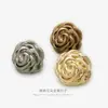 Botões florais irregulares amassados em dourado claro, botões florais de metal, botões decorativos da moda para casacos, sobretudos e blazers