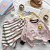 Camiseta básica de otoño a rayas estampadas para bebé niña 2026 nuevo estilo para niña pequeña de algodón antiarrugas top de moda top de celebridad de internet