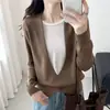 Camisa polo estilosa e única com design de tricô falso de duas peças, perfeita para mulheres no outono. Apresenta uma gola sofisticada em blocos de cor e um corte elegante e bem estruturado