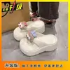 Sandalias de suela gruesa de muñeca linda de dibujos animados para mujer, nuevo estilo de verano 2026, chanclas ligeras de suela blanda para que las mujeres las usen afuera
