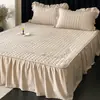 Conjunto de Saia de Cama Acolchoada de Algodão e Linho de Três Peças, Universal para Todas as Estações, à Prova de Poeira e Esteticamente Agradável, Lençol de Cama de Algodão Puro com Borda de Saia, Antiderrapante