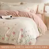Juego de Ropa de Cama de Felpa Cálida de Alto Valor Cuatro Piezas Otoño e Invierno Espesado Coral Fleece Bordado Funda de Edredón Sábana Ropa de Cama