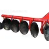 Tractor de Cuatro Ruedas con Arado de Tubo Redondo, Arado de Discos de Suspensión de Tres Puntos, Rastrello de Discos para Deshierbe y Limpieza de Terreno