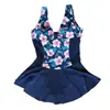 Traje de baño retro de una pieza azul marino con estampado floral rosa grande, cuello en V, tirantes anchos, fruncido en la cintura, favorecedor de la figura, dobladillo amplio y bikini de corte cuadrado para mujer