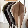 Chal de punto de lana de alta gama con diseño de triángulo hueco para mujer, otoño, versátil, tacto de alta gama, bufanda tipo chal con borlas, calentador de cuello