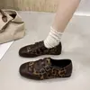 Sapatos de bico profundo, versáteis para o outono, sapatos casuais de couro baixo, mocassins femininos estilo britânico 2026, novo design retrô com fivela de cinto