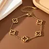 Exclusivo para comercio electrónico transfronterizo europeo y americano: Pulsera de cadena hueca grabada con trébol de cuatro hojas y conjunto de brazalete incrustado con diamantes para mujer, joyería de acero inoxidable