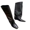 Zapatos de mujer estilo europeo, colección otoño/invierno 2026: botas altas a la moda, plisadas, de suave piel de becerro curtida vegetalmente, punta cuadrada, sin cordones, de suela plana y que aumentan la altura