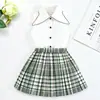 Conjunto de verano estilo coreano para niñas, diseñado para exportación: blusa sin mangas + falda plisada a cuadros, conjunto de dos piezas, en stock