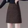 Saia curta de lã mista com padrão de losangos para mulheres, nova coleção primavera/outono 2026, elegante, de cintura alta, saia evasê afunilada, adequada para figuras baixinhas, saia midi que molda o quadril