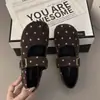 Camurça versátil bico quadrado novo estilo 2026 retrô poá tira única corte baixo plano sola macia Mary Jane sapatos de salto único fivela feminino