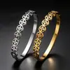 Venta al por mayor de fábrica europea y americana más vendida pulsera de trébol de cuatro hojas de acero de titanio hebilla de alta gama hueca incrustada con diamantes pulsera de acero inoxidable